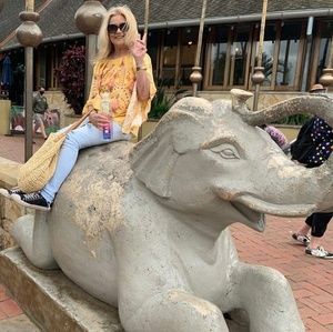 Meet your Posher, Debbie